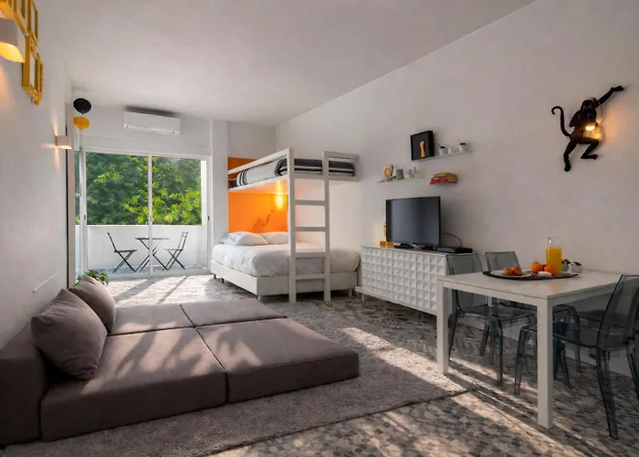 아파트 Warm Yellow